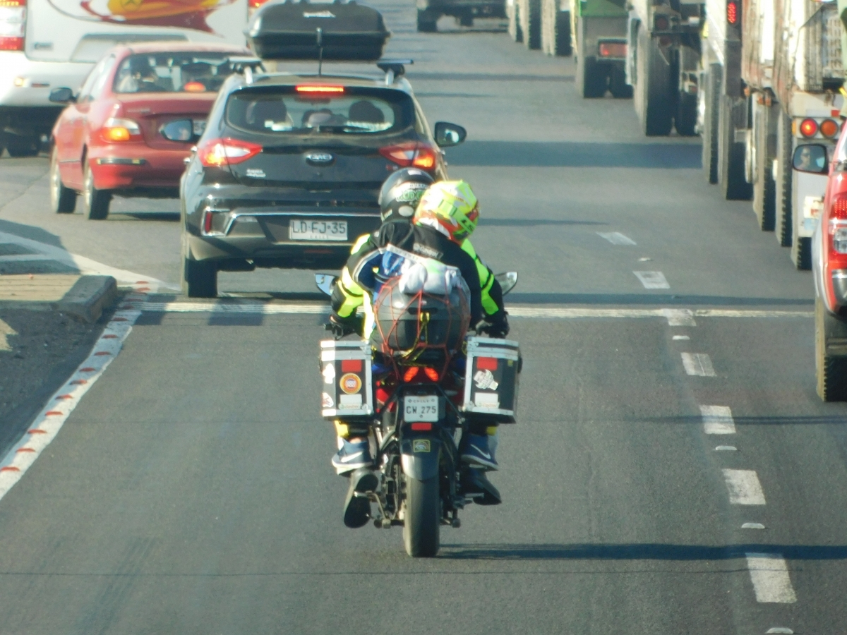 Vamos llegando al primer peaje y encontraremos distintas situaciones, aqu una moto con dos pasajeros