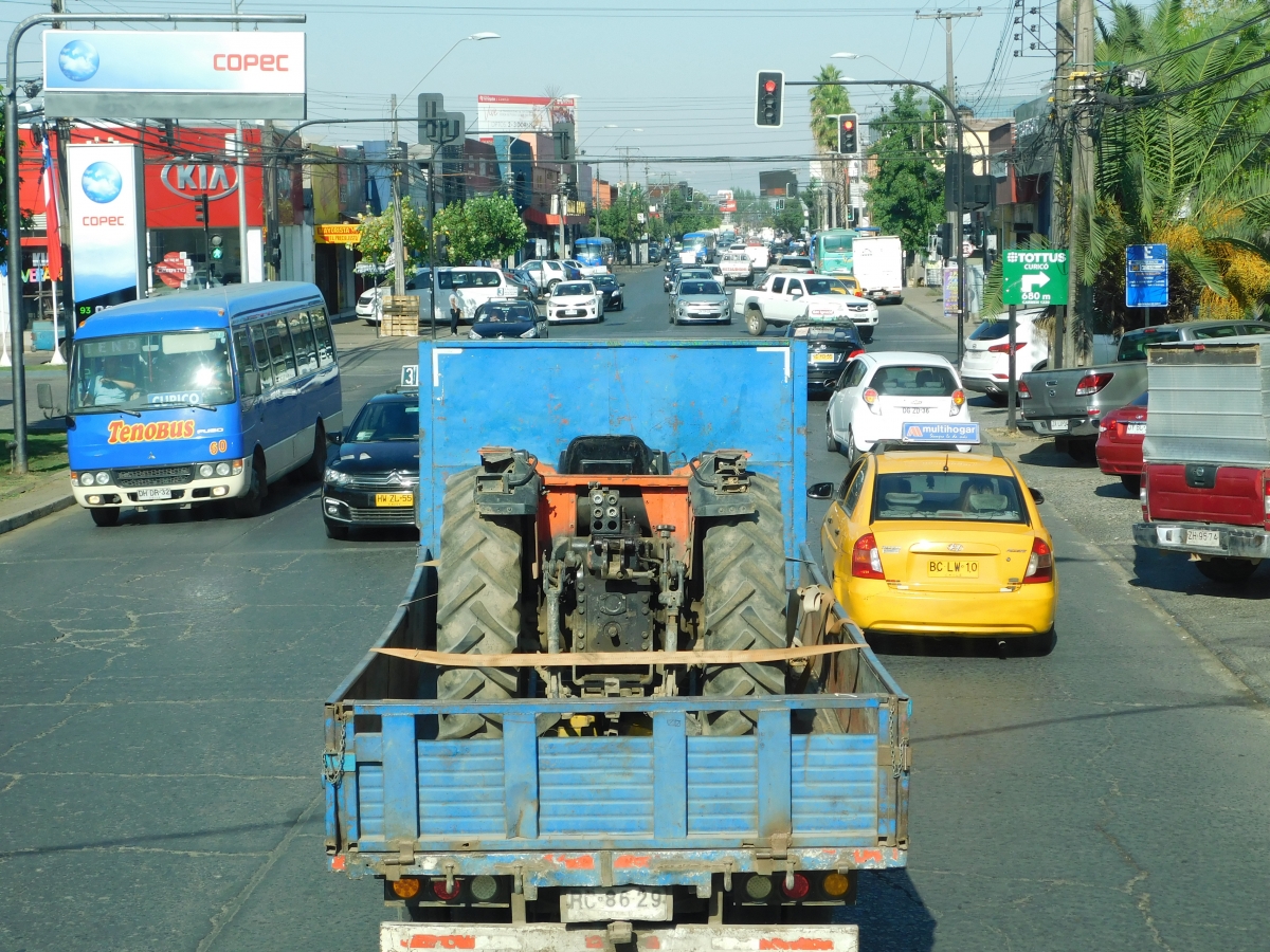 Nos encontramos con este camin cargando un tractor