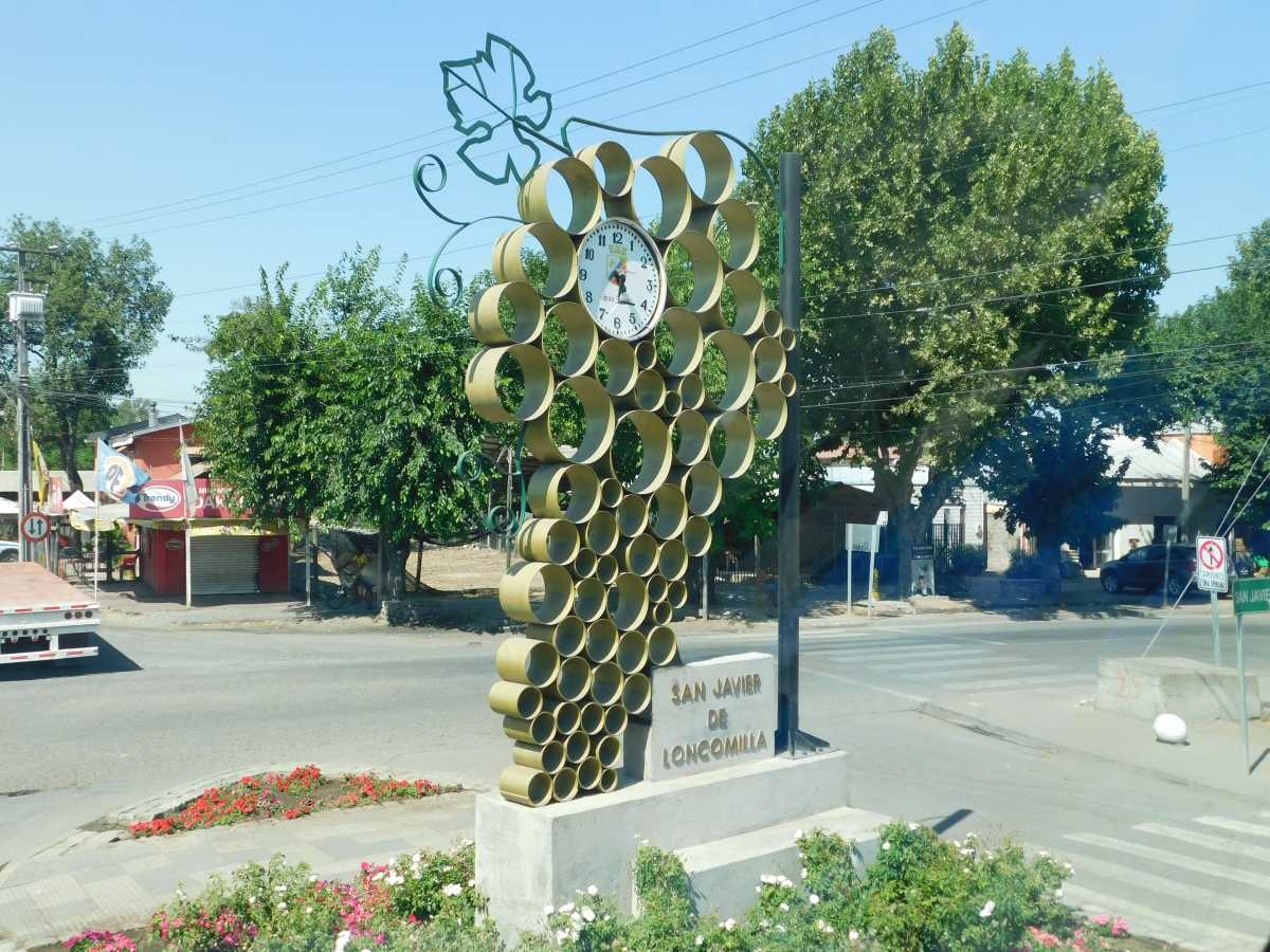 Estamos pasando por otra ciudad y se presenta con un racimo de uvas, caracterstico de la zona