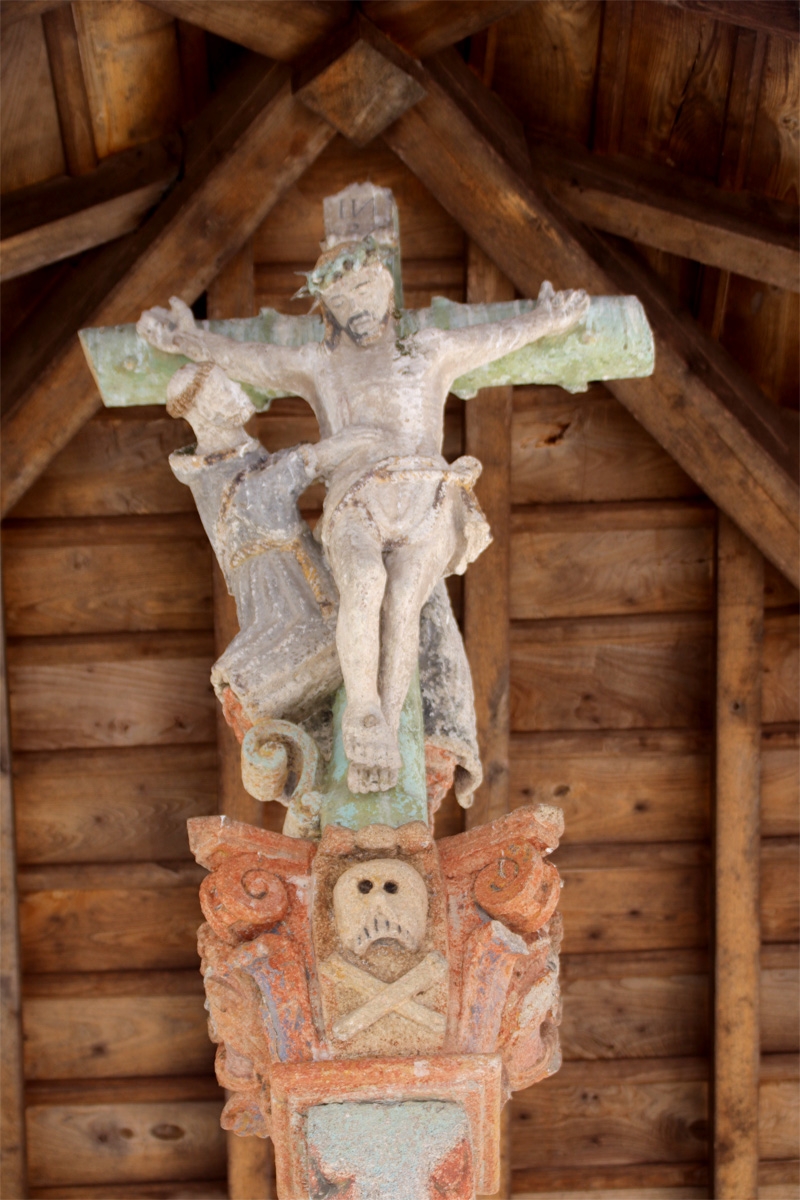 San antonio a los pies de Jesucrito Conserva su policromia porque esta protejido por un tejado.