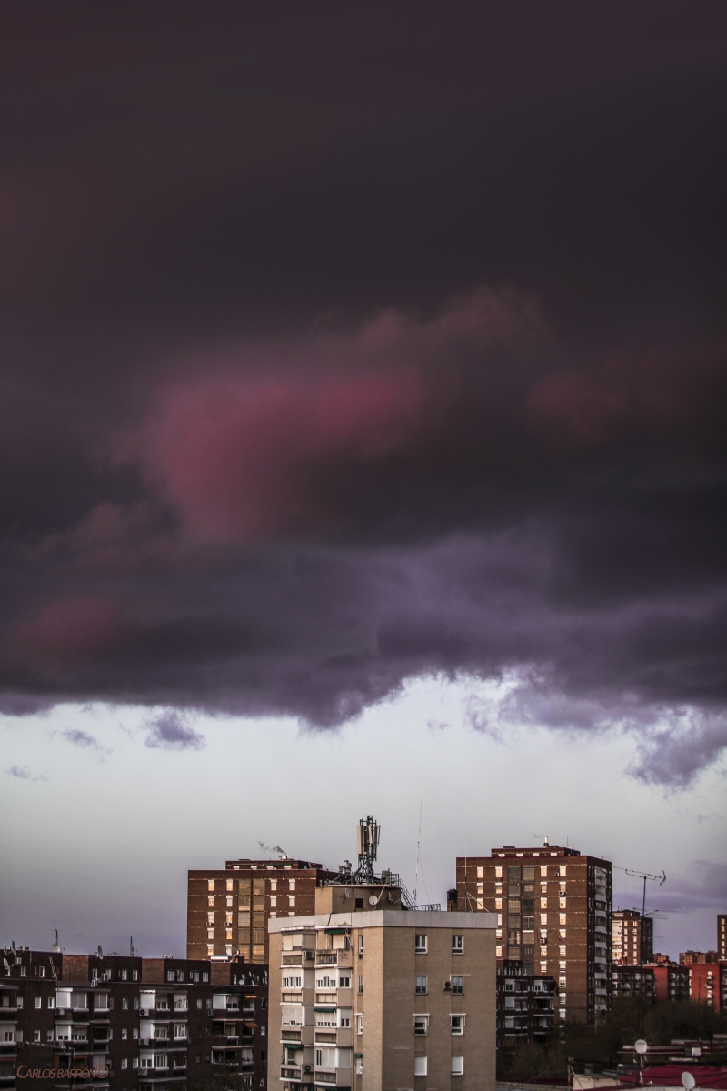 NUBES OSCURAS Y SANGRIENTAS