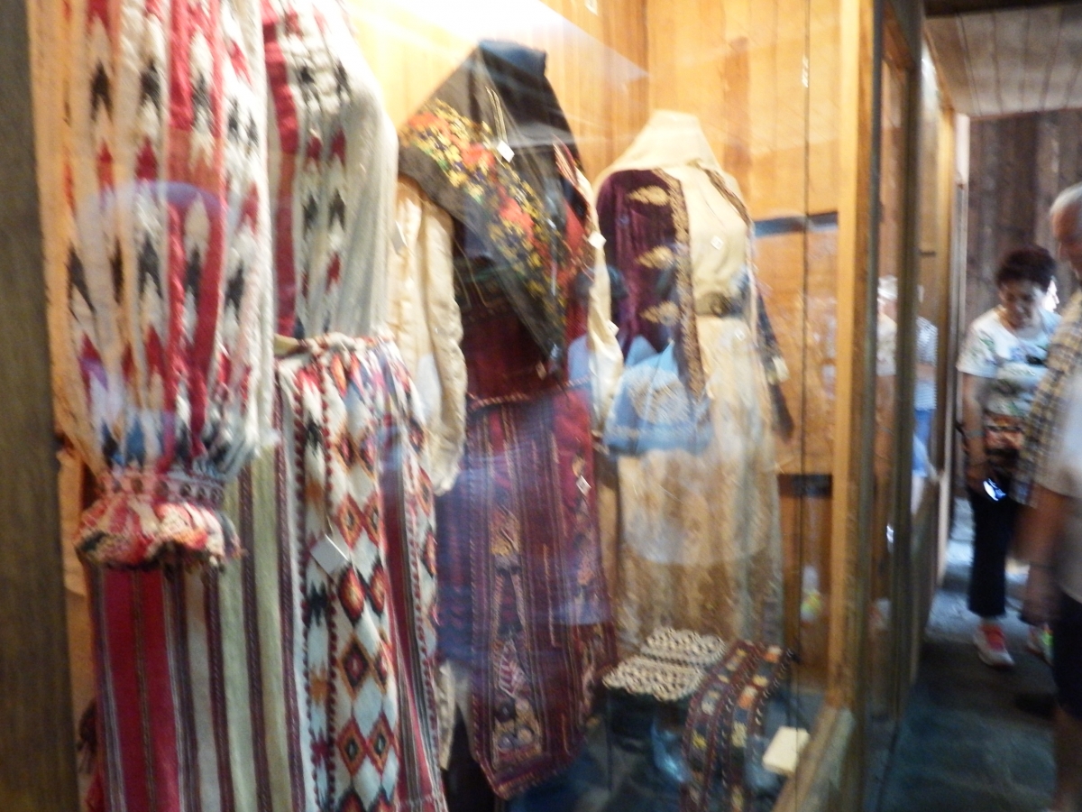 Vitrina con vestimenta femenina en Berat siglo XIX