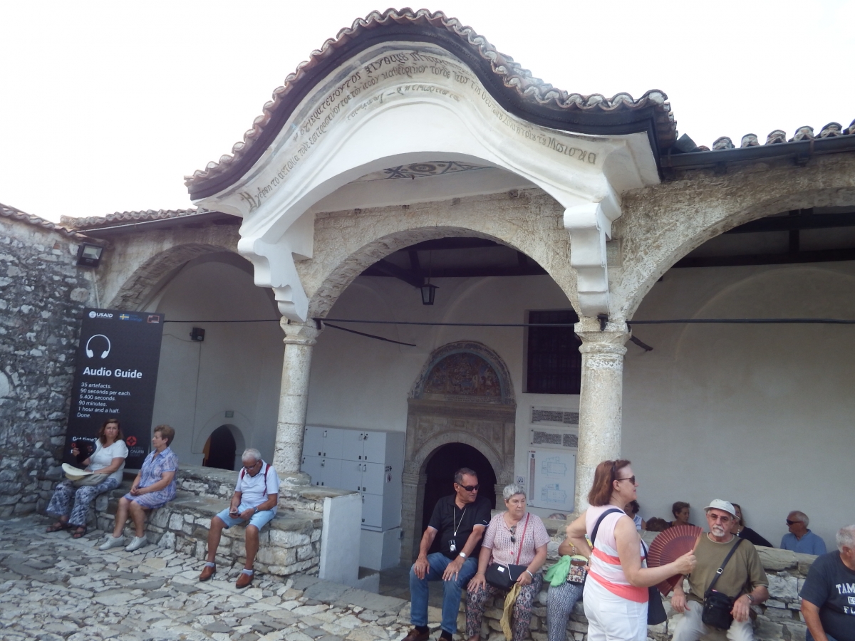 .Descansando bajo el prtico del museo/iglesia ortodoxa de la ciudadela despus de la ardua subida a la misma