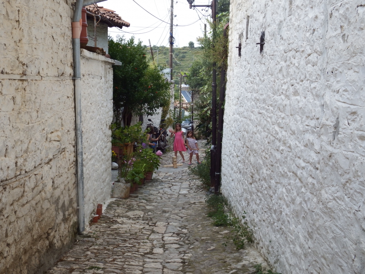 Nias jugando en una de las angostas calles de Berat