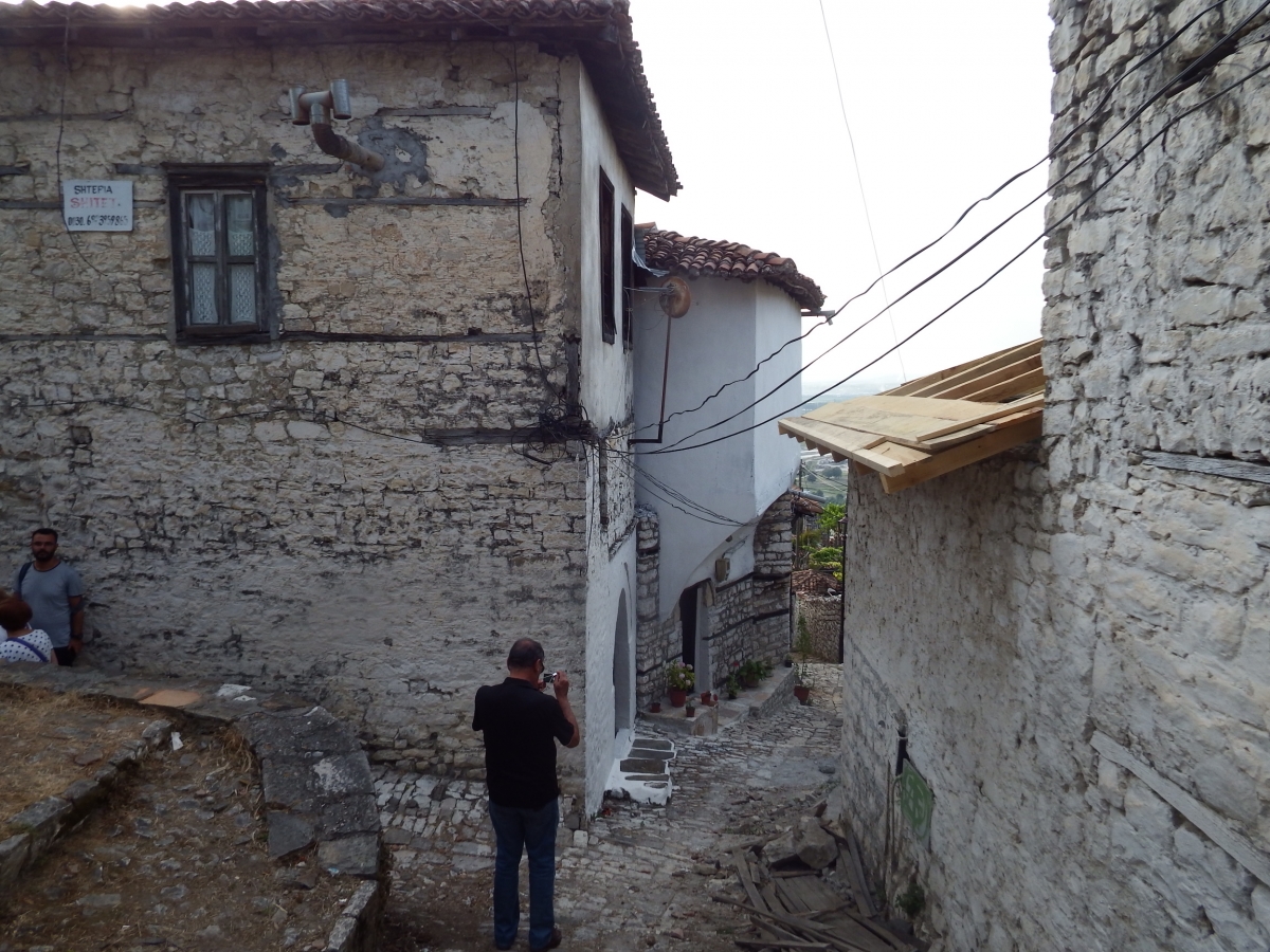Las enrevesads calles de Berat llaman la atencin de los turistas que toman fotos