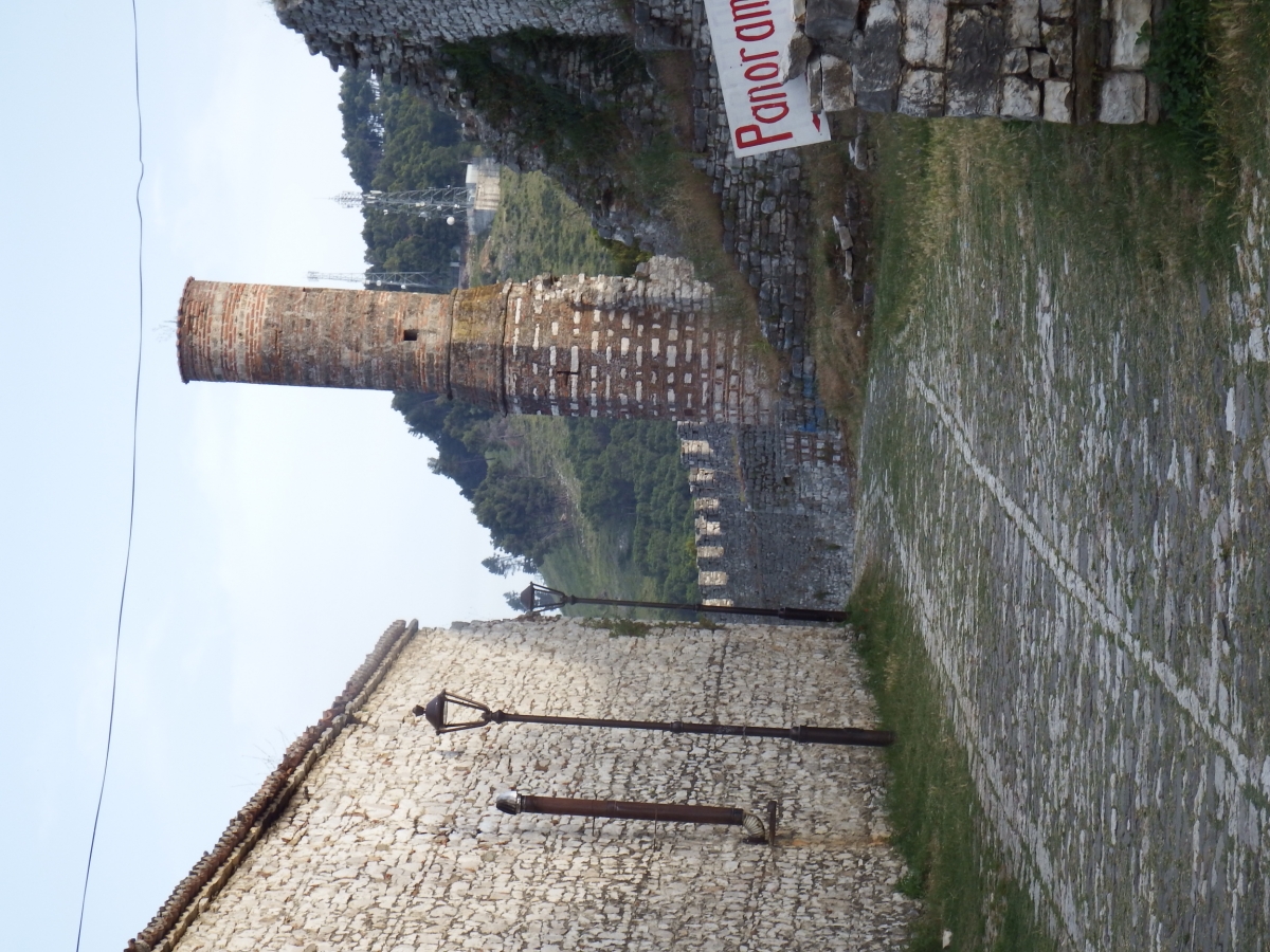 Torre de vigilancia al lado de las murallas de Berat