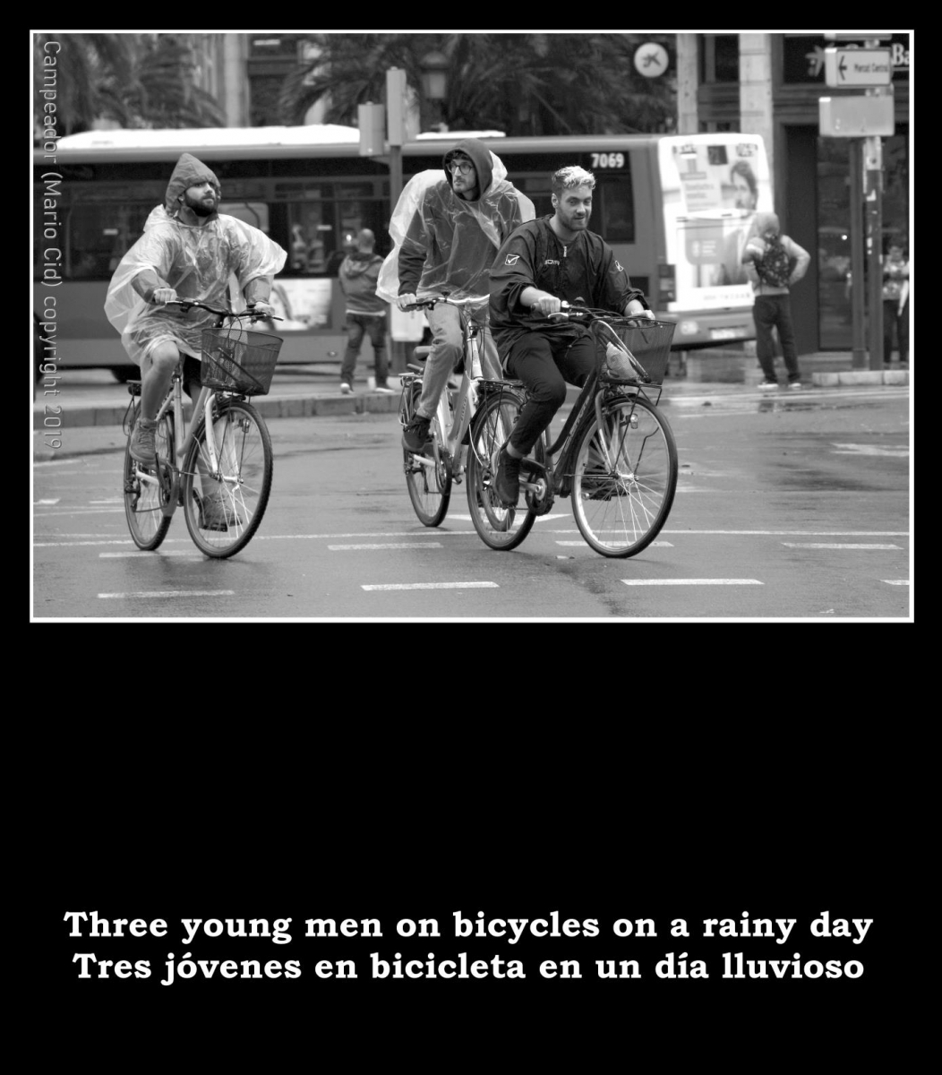 Tres jvenes en bicicleta en un da lluvioso -- Three young men on bicycles on a rainy day. Copyright: Campeador (Mario Cid)