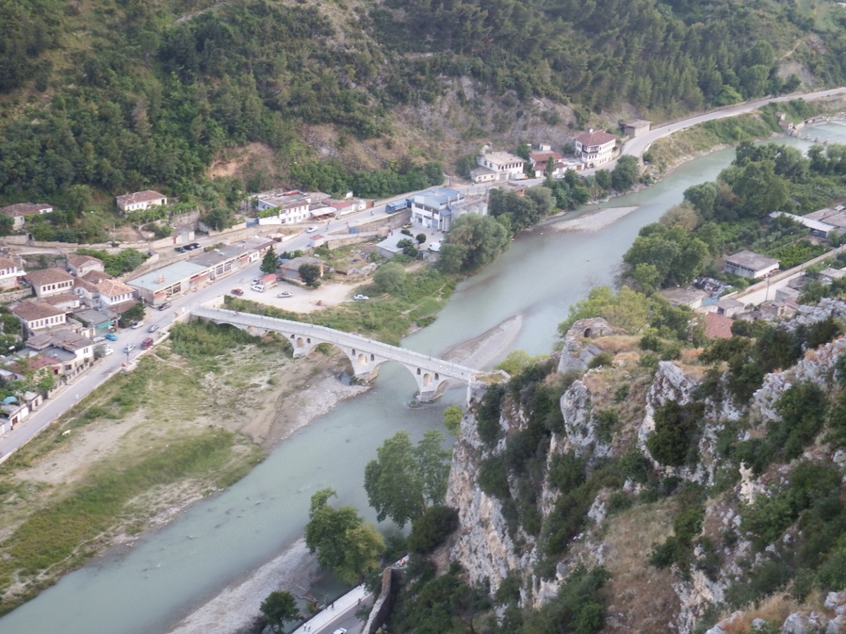 Foto tomada desde la fortaleza de Berat, mostrando el ro Osum que atraviesa la ciudad