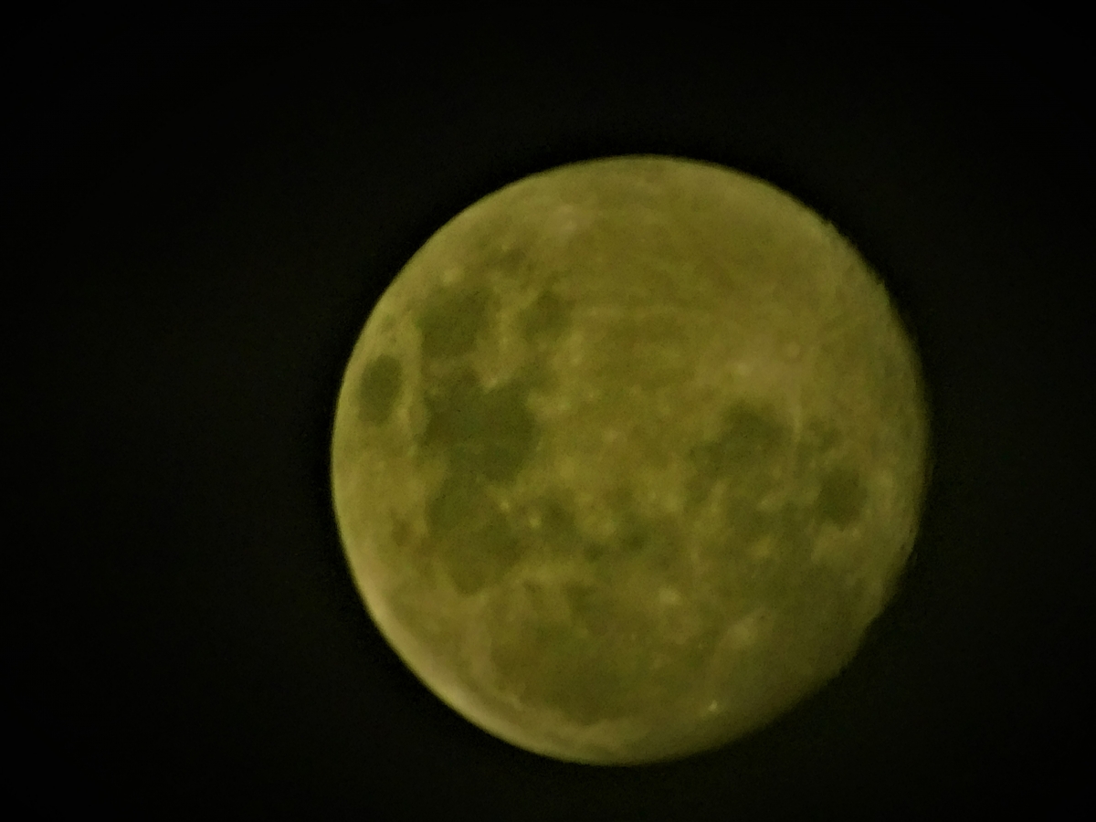 La niebla va pasando por sobre la luna