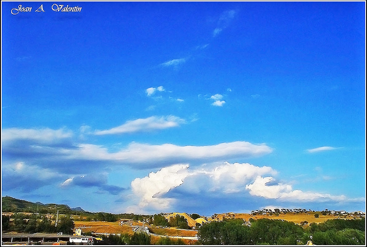 Tierra, cielo y nubes.