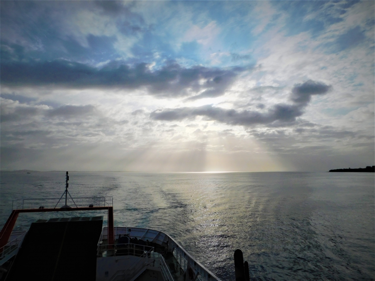 Arriba del ferry, cruzando hacia la isla