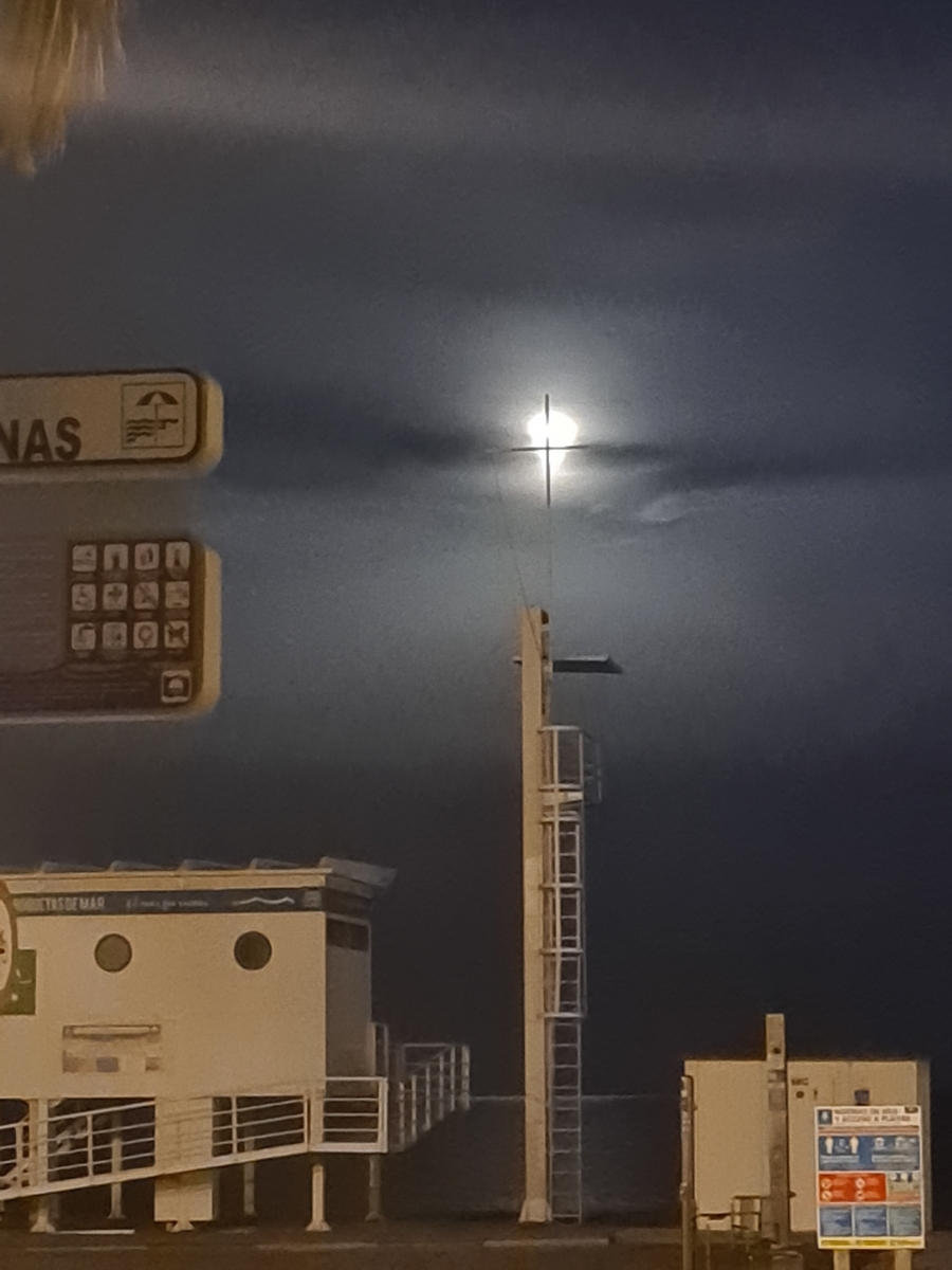 La luna y su cruz crean estelas 1