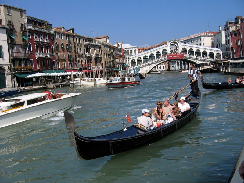 navegando bajo el puente de Rialto