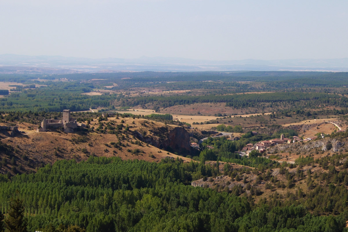 Vista del castillo y la villa de Ucero