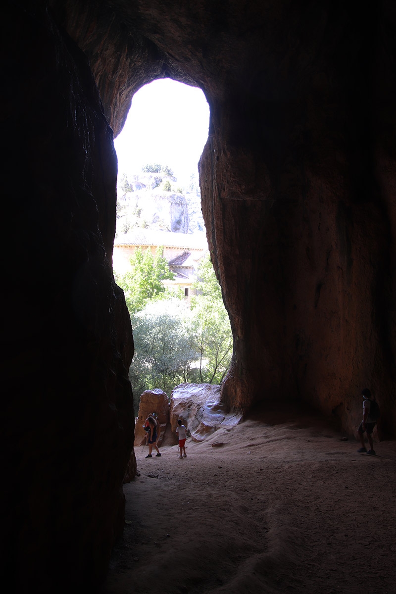 Cueva detras de la ermita