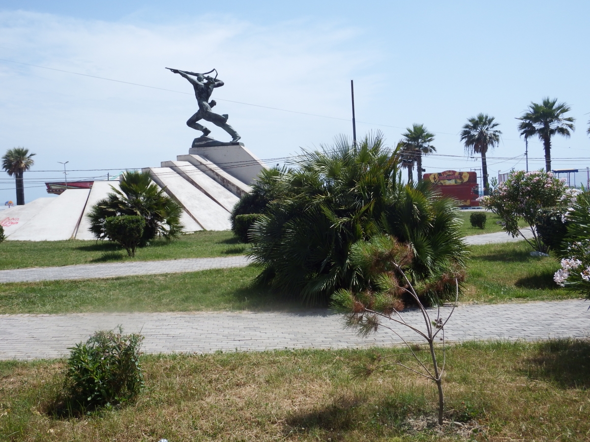 Monumento al hroe albans Mujo Ulqineku, luchador contra los invasores italianos