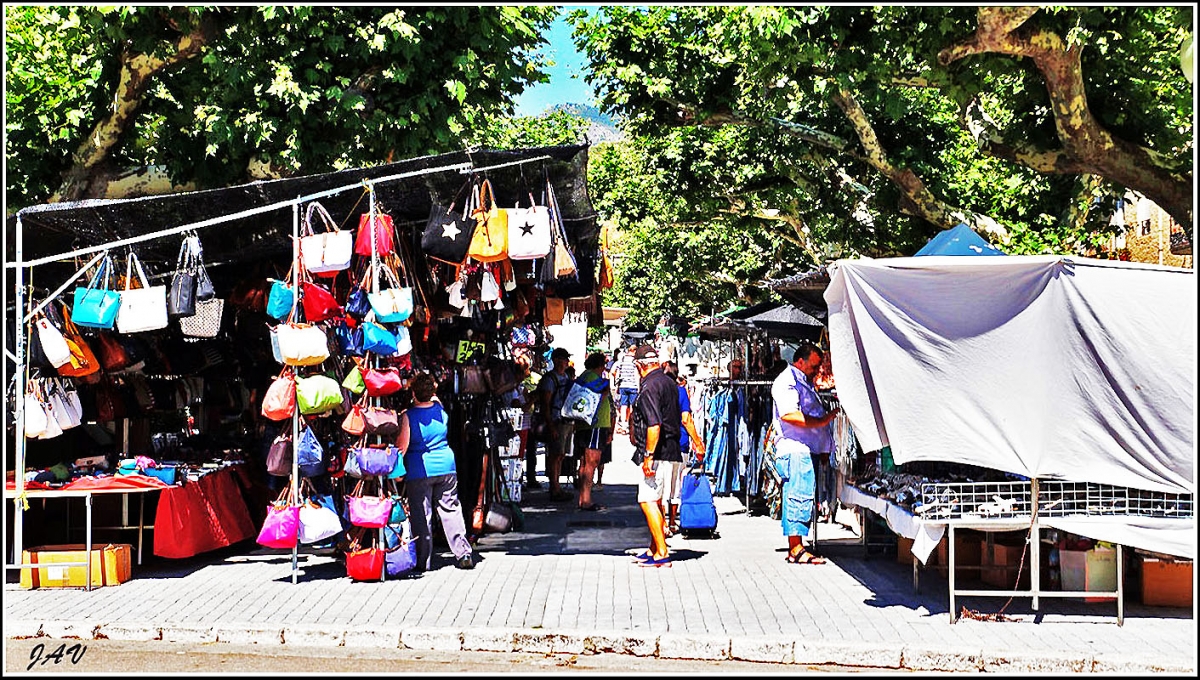 Entrando al mercadillo.