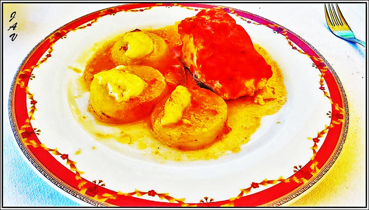 Bacalao con tomate y patatas con all i oli