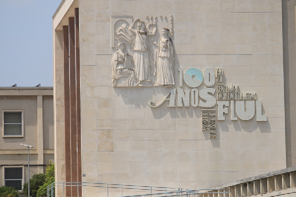 Legendas, na Faculdade de Letras da Universidade de Lisboa (FLUL), postas de quando se comemorou o seu centenrio