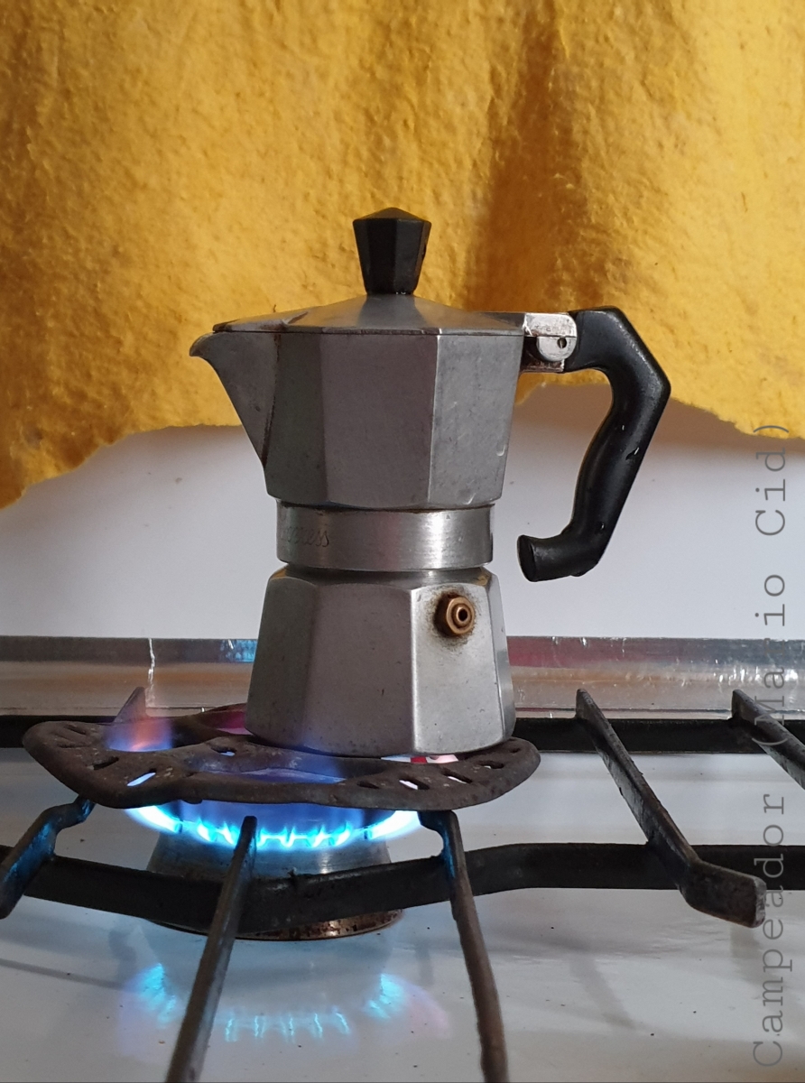 Cafetera con fondo amarillo -- coffee pot with yellow background. Photo by Mario Cid.