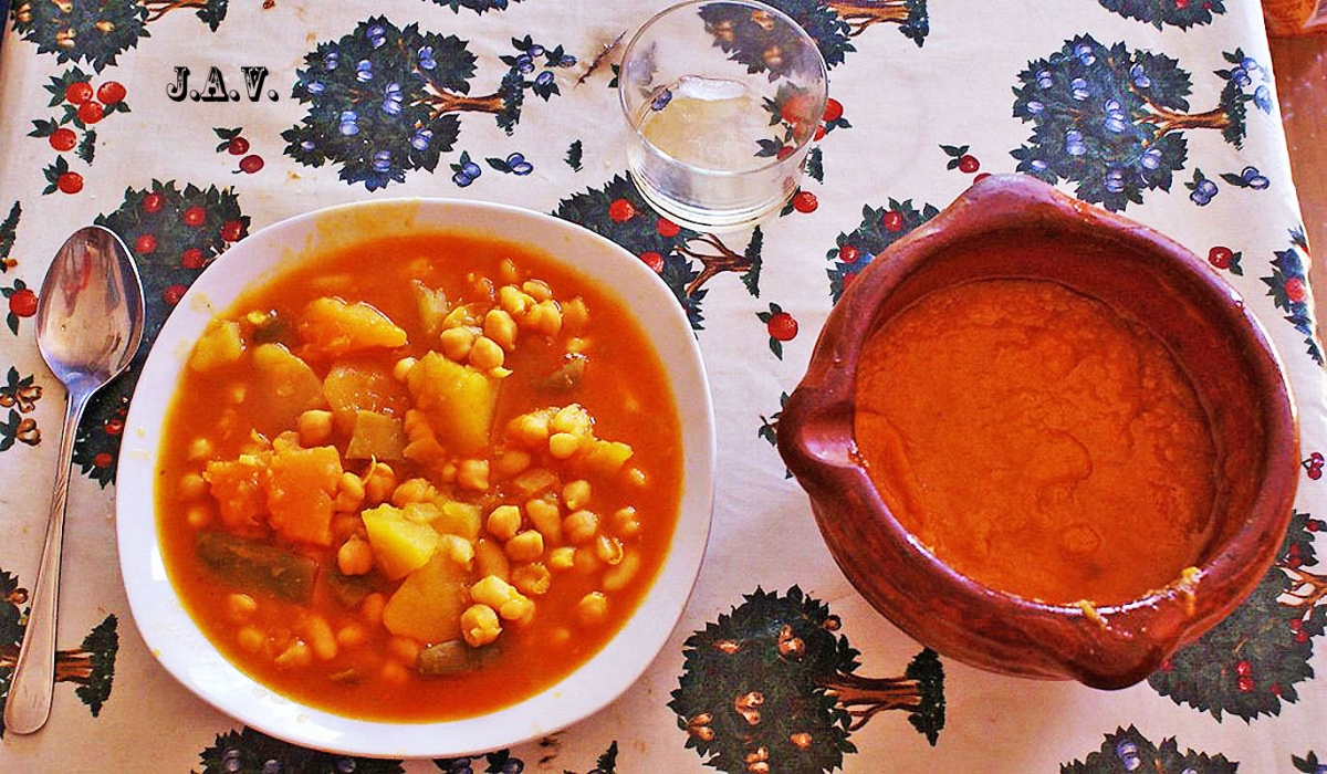 Olla gitana de Murcia con mojete de calabaza y ajo.