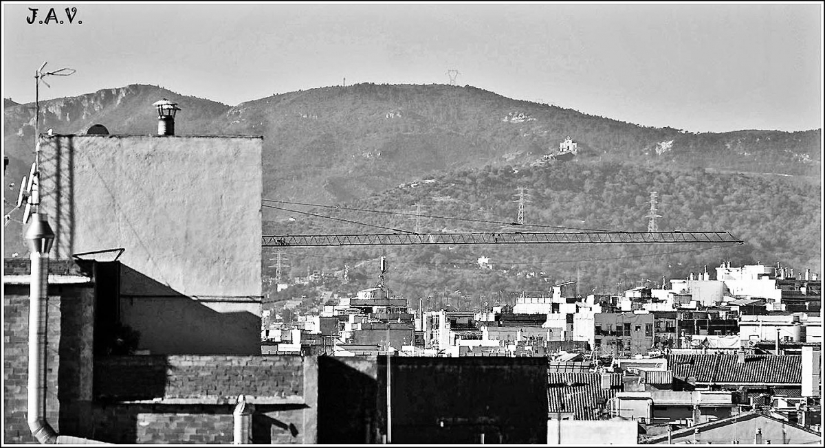 Con la serra de Collserola al fondo.