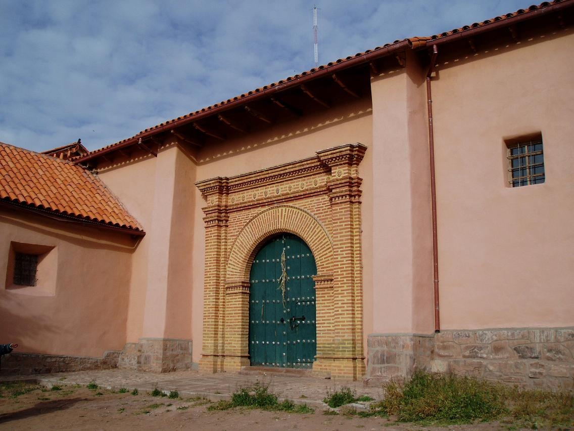 Puerta de ingreso de iglesia de Corque
