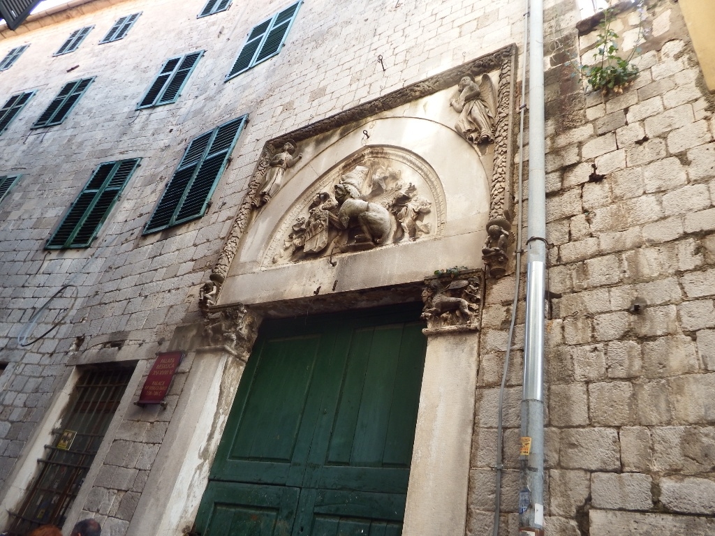 Escudo herldico en una casa de la ciudad de Kotor