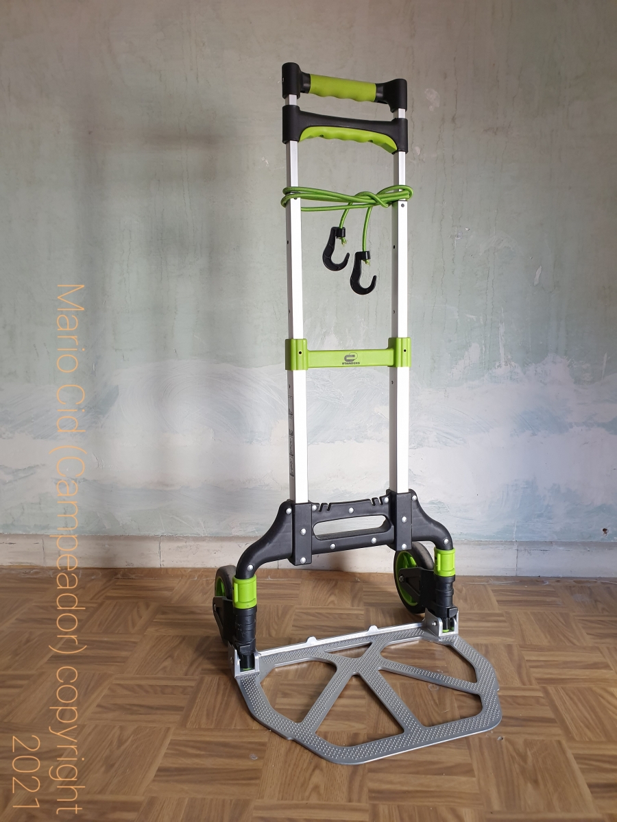 Untitled - Sin ttulo  (green folding trolley- carretilla plegable verde). Photo by Campeador. 