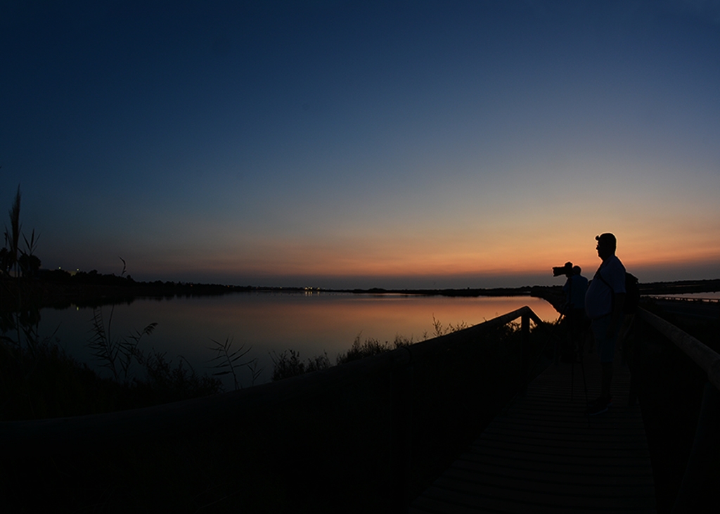 Esperando el amanecer en las salinas