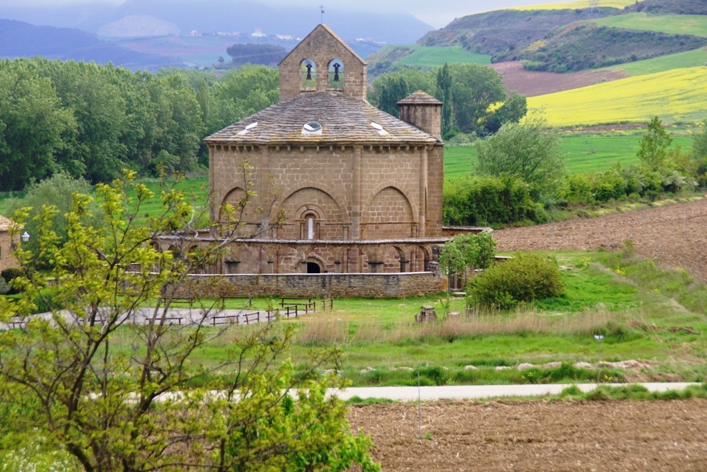 Santa Mara de Eunate rodeada de campos de labor