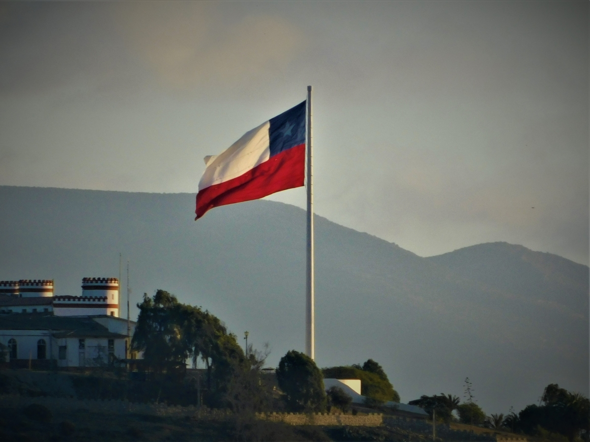 En cada ciudad hay una bandera gigante luciendo su emblema tricolor