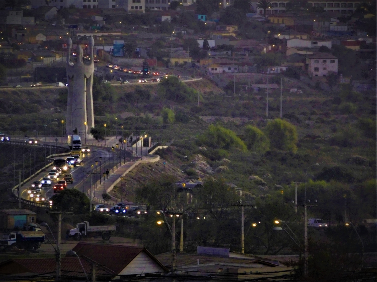 Cruzando el puente que divide la villa de La Serena