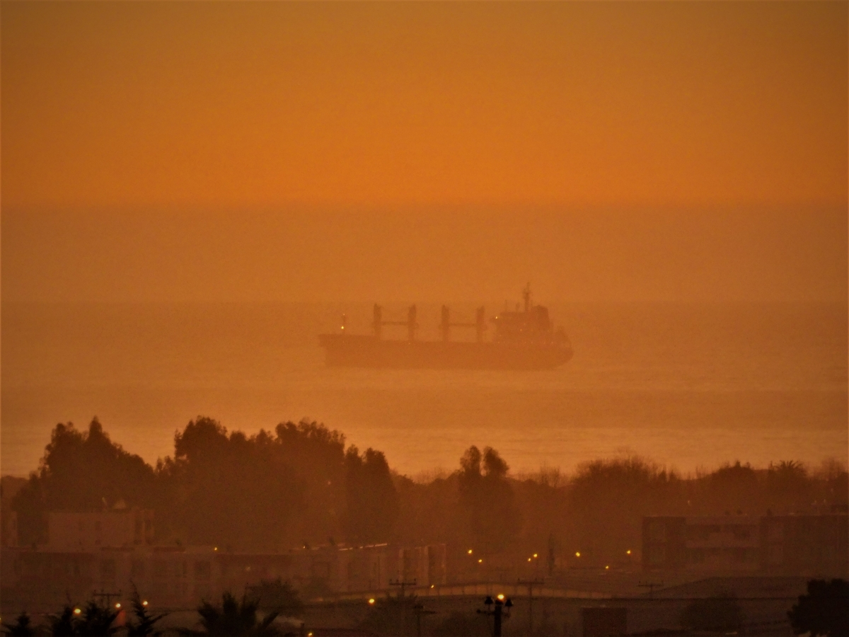 Al fondo un barco fantasma