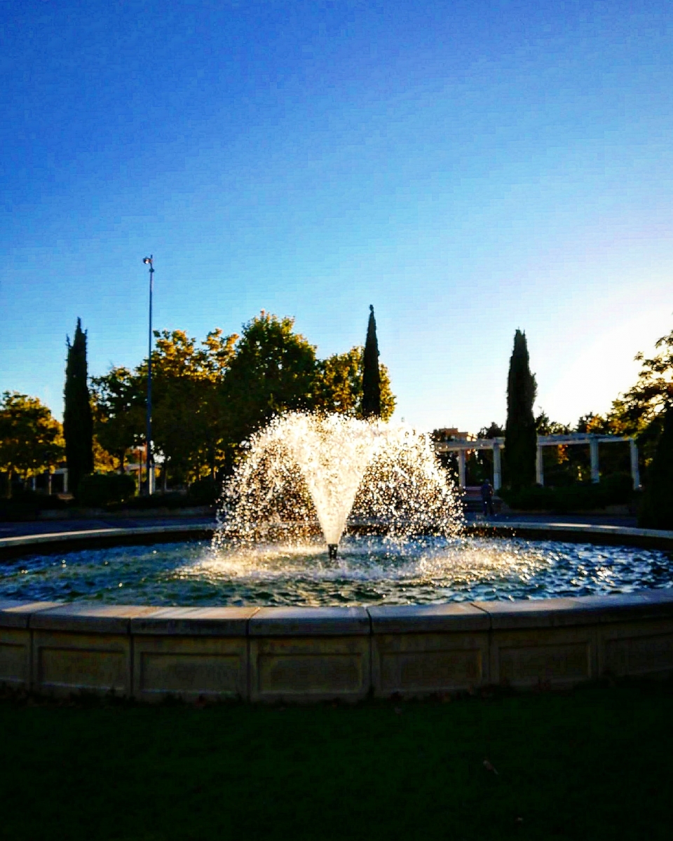 Una fuente de agua iluminada