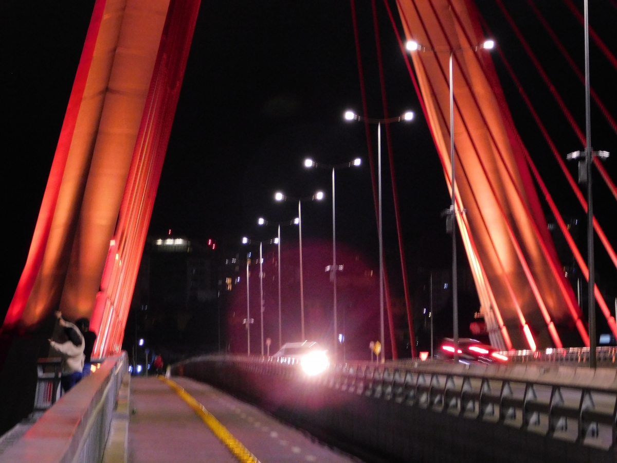 Otra vista nocturna del puente