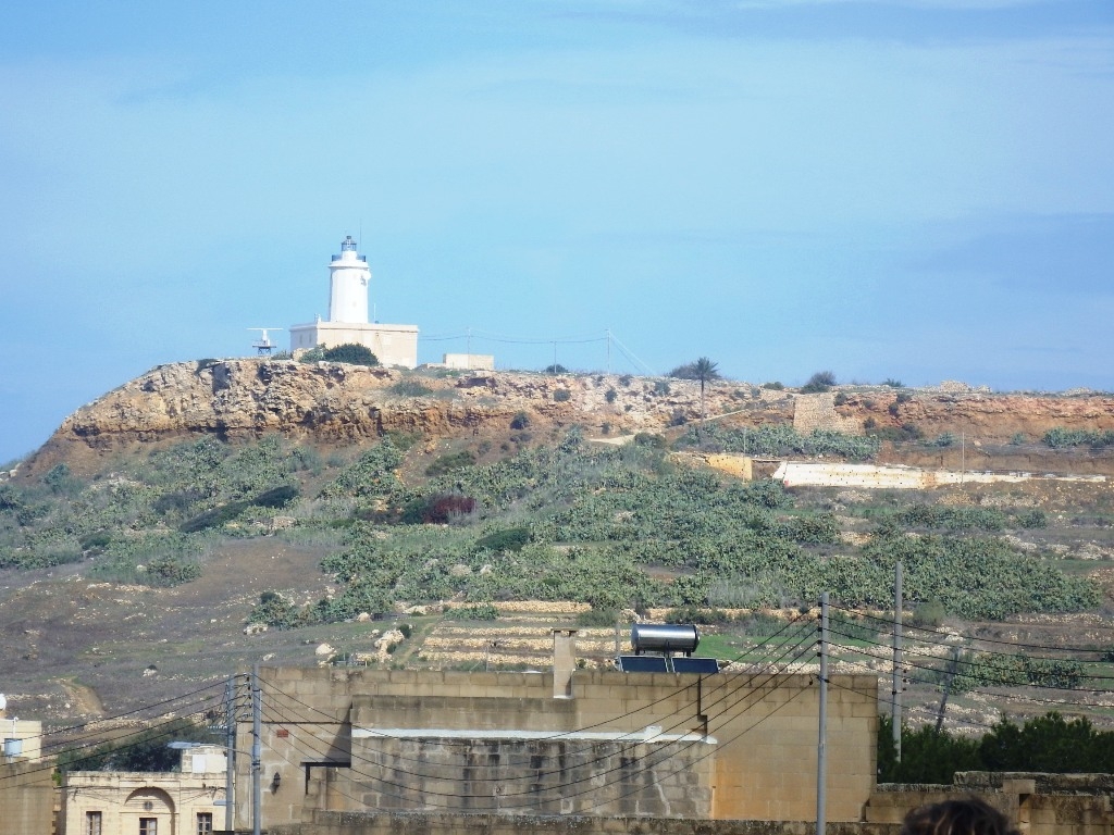 Un faro en la cima del promontorio