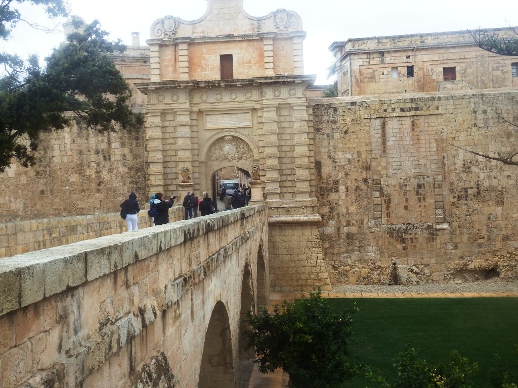 El acceso a la ciudadela de Rabat a travs de un estrecho puente