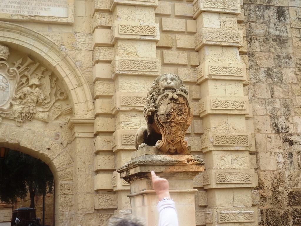 Los escudos a la entrada de las mansiones identifican la pertenencia a cada grupo de caballeros de Malta