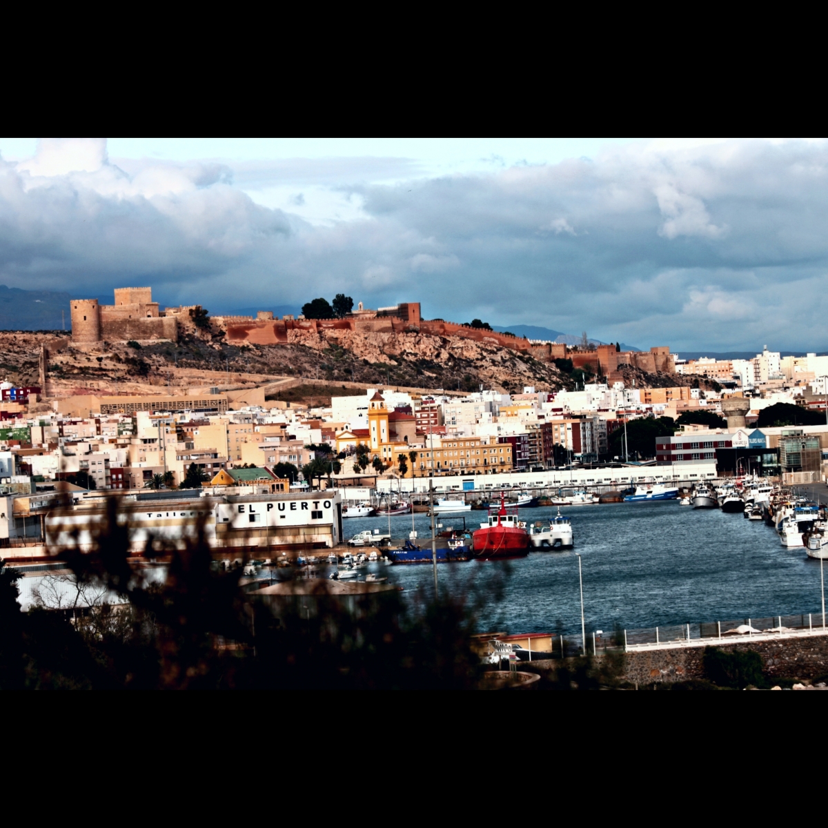 Vista de la entrada a Almera por el Poniente , la Alcazaba,  Puerto, Iglesia San Roque...