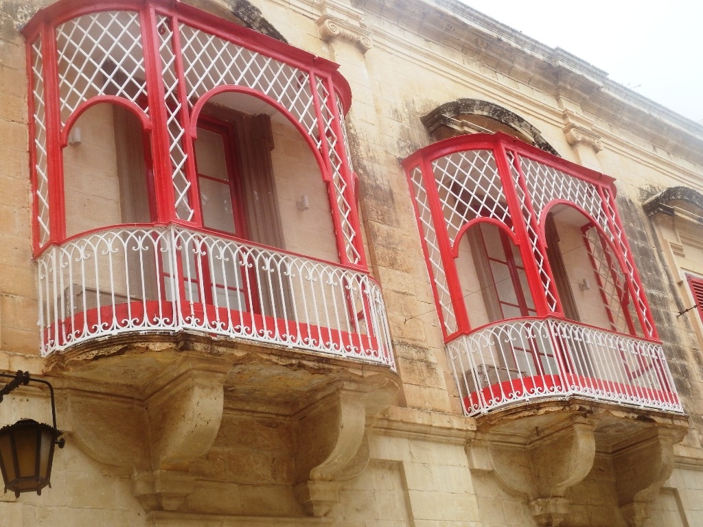 Atractiva decoracin de los bacones de un palacio de Rabat