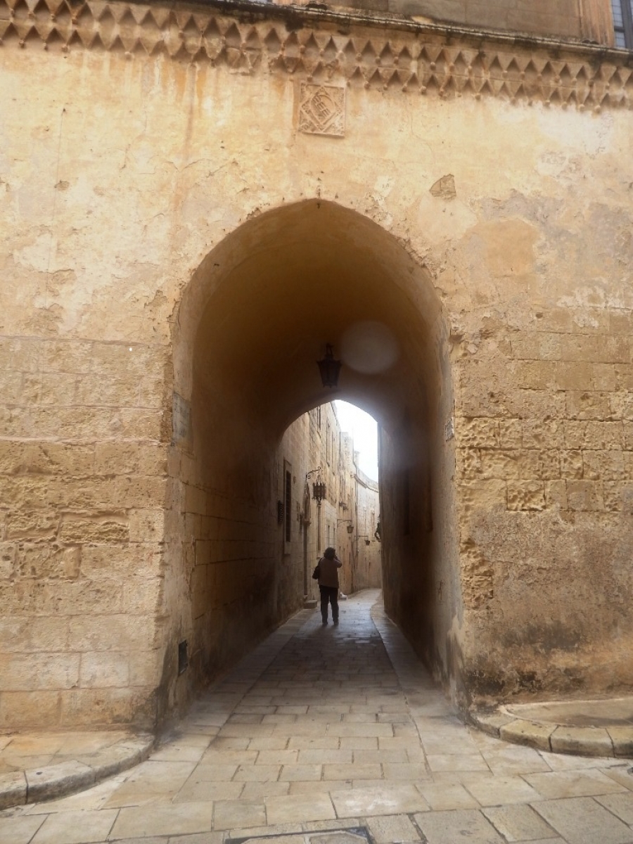 Pasaje entre palacios en Mdina (Malta)