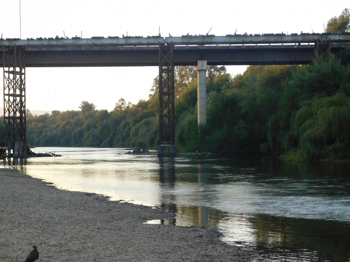 Puente para cruzar el ro