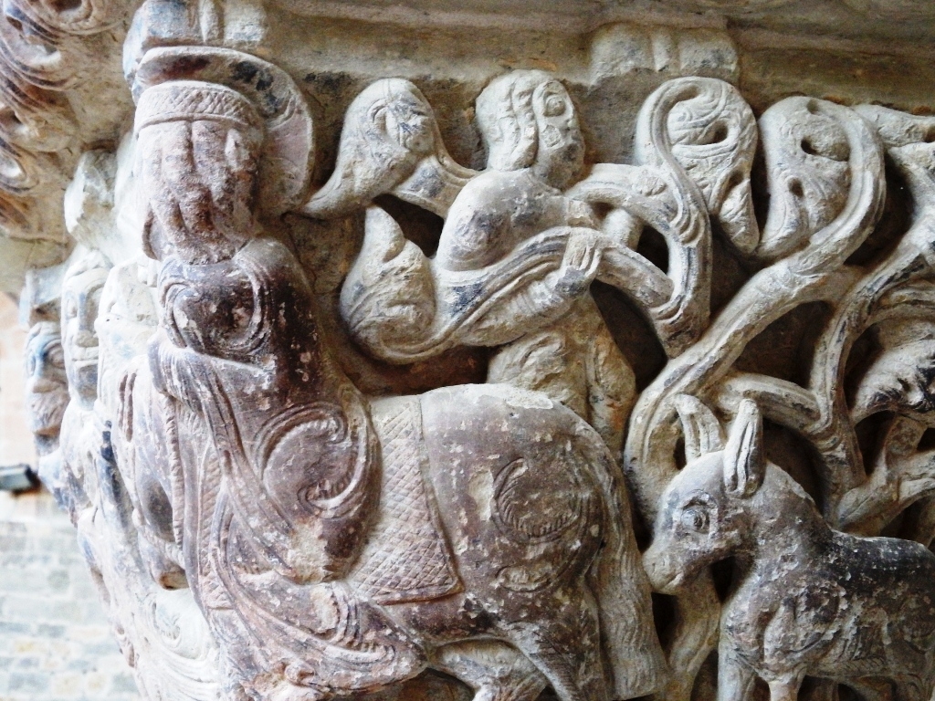 Capitel del claustro de San Juan de la ea mostrando animales diversos