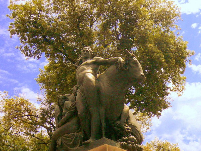 escultura plaza catalunya