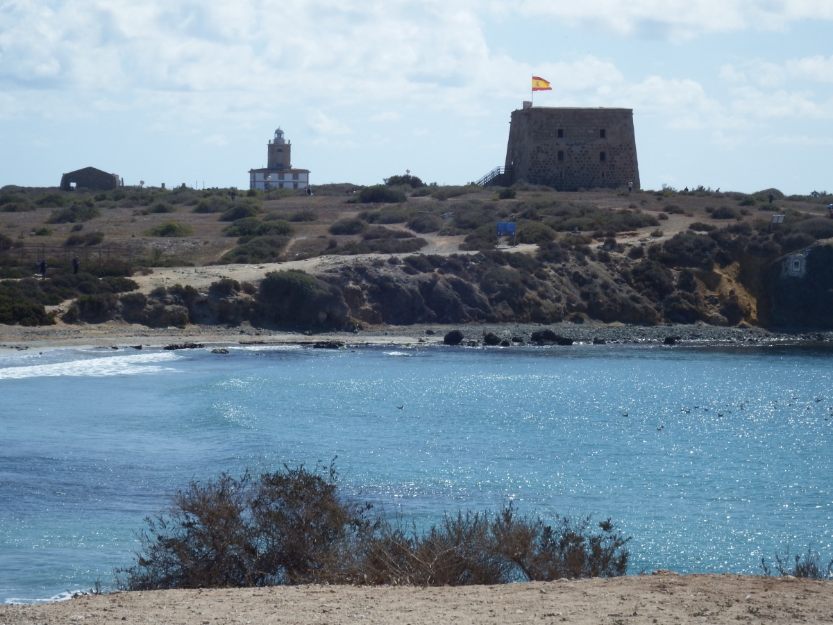 El otro lado de la isla; Fuerte defensivo y Faro