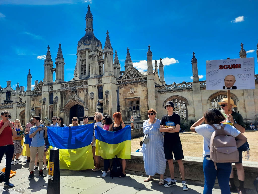 ANTI-PUTIN DAVANT EL TRINITY COLLEGE