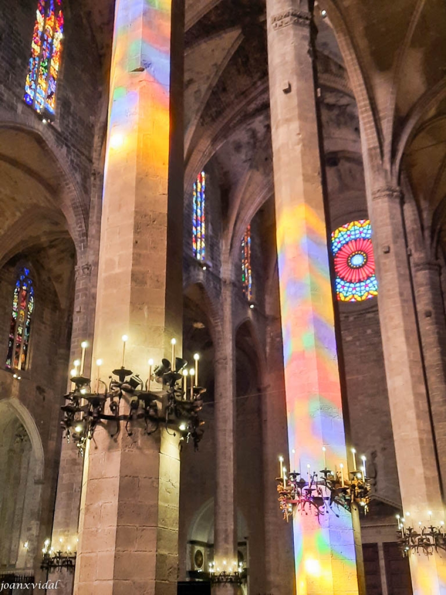 REFLEXE DELS VITRALS CATEDRAL DE PALMA