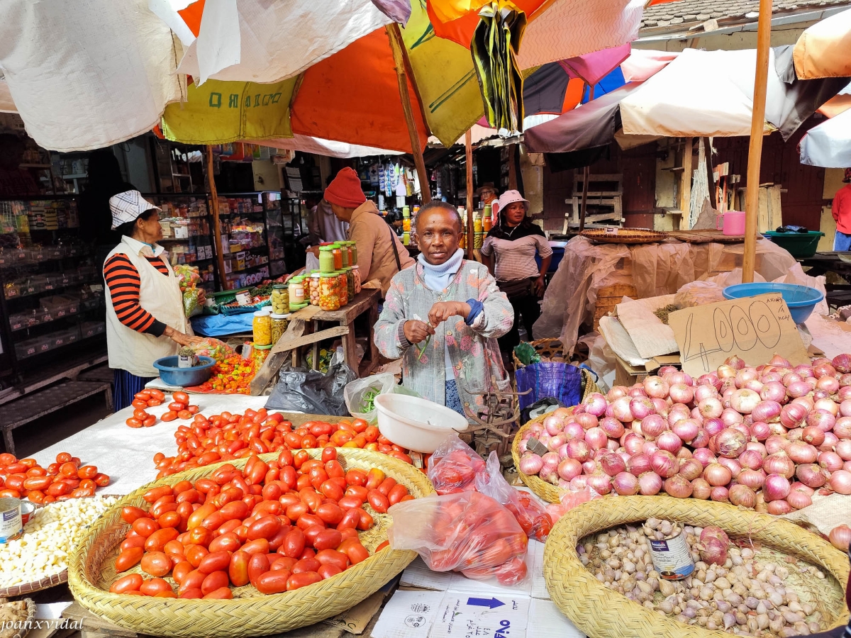 MERCAT D\'ANALAKELY
