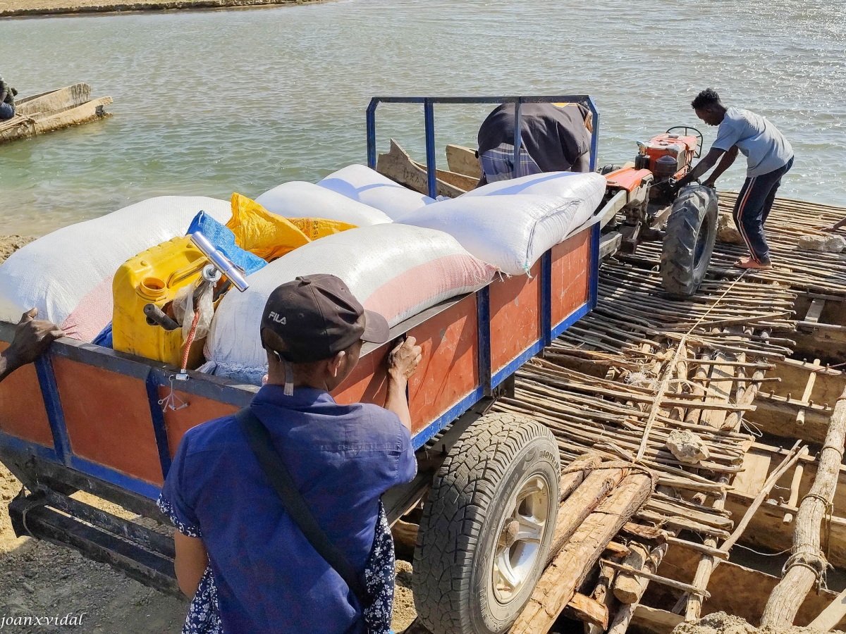 TRANSPORT DE GRA PEL RIU MANGOKY